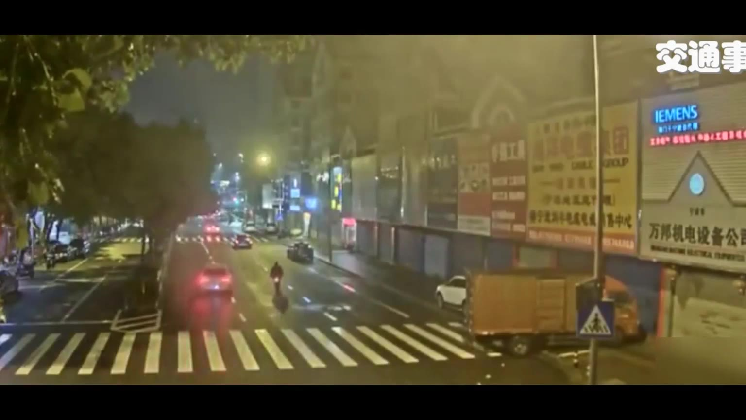 【交通事故】疲劳驾驶,撞向中央隔离带·······翻车!